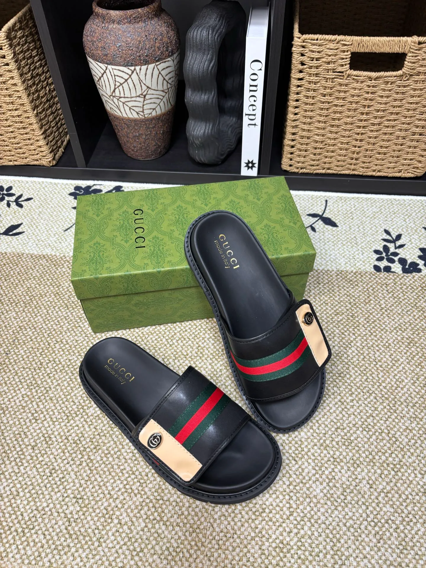 Factory 💰 300 yuan Gucci slippers] high-end men's shoes brand official website 1:1 latest masterpiece: original mold customization, the fabric is made of imported original materials, upgraded outsole, lighter and non-slip. The market's top quality, simple yet tasteful, a must-have for fashionistas, fashionable at your feet, full of confidence, the same style at the counter 👍The season of summer slippers is here. Code: 38-45 (45 customized)